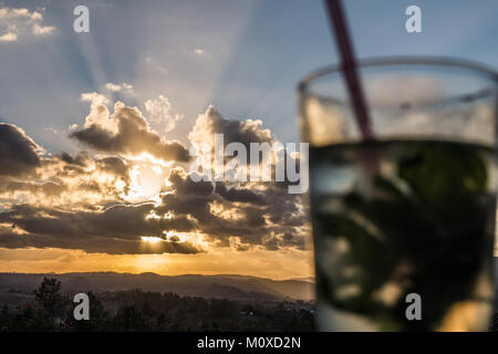 Tramonti e cocktail in Hotel Ermita, Vinales, Cuba Foto Stock