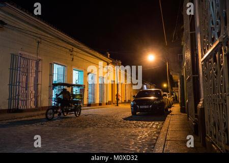 Le strade di notte in Trinidad, Cuba Foto Stock