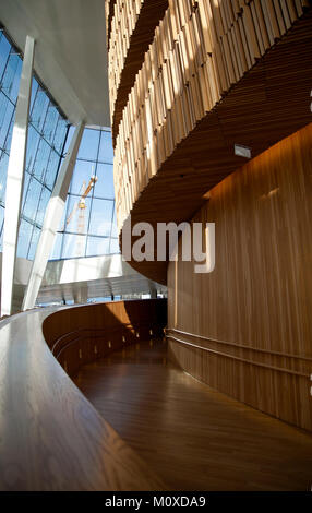 Vista interna del rovere e balconi in legno che portano opera patroni ai loro posti all'interno dell'Opera House di Oslo, Norvegia. Progettato da architetti Snoetta. Foto Stock