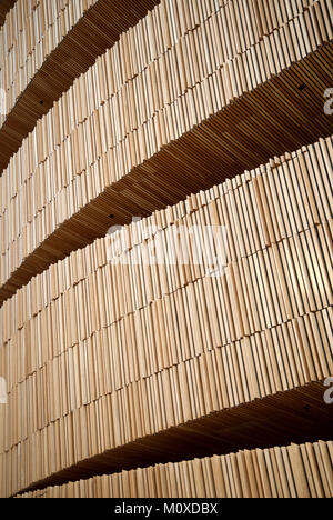 Vista interna del rovere e balconi in legno che portano opera patroni ai loro posti all'interno dell'Opera House di Oslo, Norvegia. Progettato da architetti Snoetta. Foto Stock