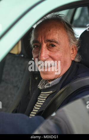 Taxi driver ritratto, Lisbona, Portogallo, Dicembre 2017 Foto Stock