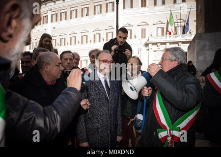 Roma, Italia. 24 gen 2018. Gianfranco Rotondi è stata contestata dai sindaci per protestare contro l aumento dei pedaggi durante la presentazione alla stampa del partito della presentazione per i voti il 4 marzo. Durante i sindaci dei comuni che sorgono lungo il percorso dell'Autostrada dei parchi, la A24, hanno inscenato una manifestazione di protesta in Piazza Montecitorio, contro il continuo e eccessivi aumenti di pedaggi autostradali imposti da road manager. Il 24 gennaio 2018 Credit: Andrea Ronchini/Pacific Press/Alamy Live News Foto Stock