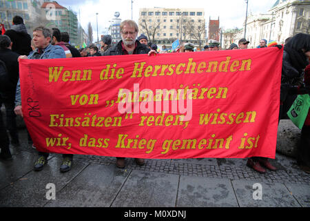 Monaco di Baviera, Germania. Xiii Febbraio, 2016. Molte migliaia hanno preso le strade di Monaco di Baviera per protestare contro l'occasione della conferenza di Monaco sulla sicurezza (MSC), la guerra e la NATO. La MSC è tenuto annualmente in hotel Bayerischer Hof. Credito: Alexander Pohl/Pacific Press/Alamy Live News Foto Stock