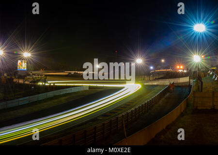 Sentieri di luce attraverso la Esses a Tertre Rouge durante il 2017 24 Ore Le Mans gara sul circuito de la Sarthe domenica 18 giugno 2017. Foto Stock