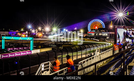 I percorsi della luce a Ford Kink & Fiera visto dalla tribuna Tribune 20 durante il 2017 24 Ore Le Mans gara sul circuito de la Sarthe su Sun 18 Giugno Foto Stock