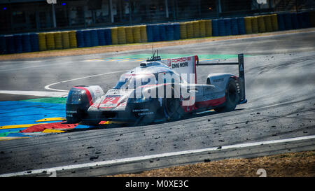 Brendon Hartl (NZL) / Timo Bernhard (DEU) / Earl Bamber (NZL) / guida #2 LMP1 Porsche LMP Porsche del Team 919 Hybrid durante il 2017 24 Ore di Le Mans Foto Stock