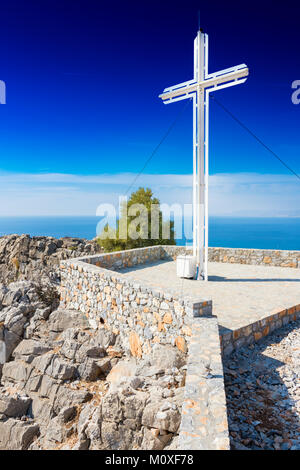 Una croce cristiana vicino monastero del Profeta Elia sulla collina vicino al villaggio di Pefkos (Rhodes, Grecia) Foto Stock