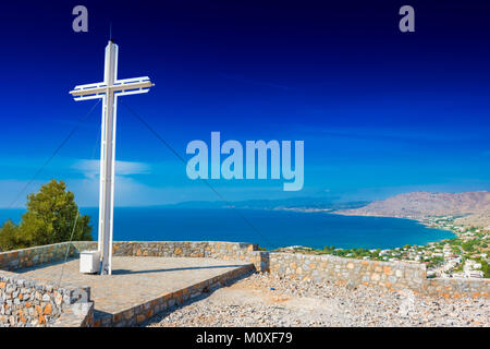 Una croce cristiana vicino monastero del Profeta Elia sulla collina vicino al villaggio di Pefkos (Rhodes, Grecia) Foto Stock