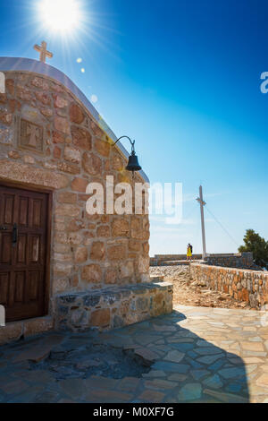 Monastero del Profeta Elia sulla collina vicino al villaggio di Pefkos (Rhodes, Grecia) Foto Stock