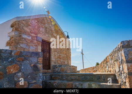 Monastero del Profeta Elia sulla collina vicino al villaggio di Pefkos (Rhodes, Grecia) Foto Stock