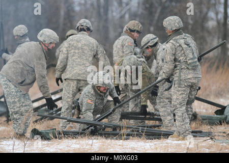 Missouri Esercito Nazionale soldati di guardia e i membri della società C, 1-106th Aviation, Fort Leonard Wood, Mo., smontare i pali di sostegno di un obiettivo generale 'Media' tenda durante un esercizio di campo a Camp Clark, qui in Nevada, Mo., il 14 gennaio 2018. La società ha dovuto trasferire il gruppo tattico Area (TAA) da una zona di funzionamento ad un altro. (U.S. Esercito nazionale Guard Foto Stock