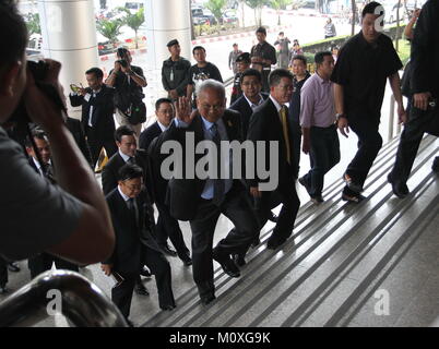 Bangkok, Tailandia. Il 23 febbraio, 2018. Il procuratore generale ha sue ordinato su Suthep Thaugsuban e 8 leader di PDRC (persone democratiche della riforma Comitato) nella carica di ribellione e di terrorismo. L accusa causati dalla loro protesta "Spegni Bangkok" su 2014 e portato a essere colpo di Stato in pochi mesi dopo. In seguito, tutti i convenuti hanno ricevuto un Tribunale penale il permesso di bail inviando denaro di sicurezza THB600,000 /persona. (Est. USD 17.200) Credito: Thitinun Sampiphat/Pacific Press/Alamy Live News Foto Stock