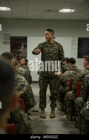 Stati Uniti Marine Sgt. Il Mag. Carlos Ruiz, il sergente maggiore per la sede centrale reggimento marittima 1 Logistics Group, parla con i Marines frequentando il corso Corporals 3-18 a Camp Pendleton, California, Gennaio 18, 2018. Sgt. Il Mag. Ruiz ha parlato di nozioni di base essendo una Non-Commissioned Officer e l'importanza degli standard per le piccole unità di leadership. (U.S. Marine Corps Foto Stock