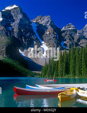 Canoe sul Lago Moraine, il Parco Nazionale di Banff, Alberta, Canada. Foto Stock