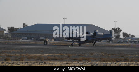 Un A-10 Thunderbolt II, assegnato a Whiteman Air Force Base, atterra su Kandahar Airfield, Afghanistan, Gennaio 19, 2018. Stati Uniti Le forze di aria di comando centrale riallineato airpower a USFOR-Un Combined-Joint Area di operazioni (CJOA) per sostenere un aumento delle azioni di sostegno il sostegno deciso la missione e il funzionamento della libertà Sentinel. (U.S. Air Force Foto Stock