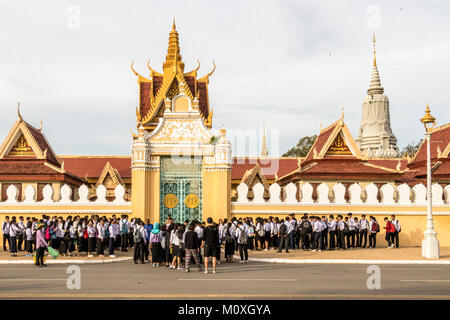 Gli studenti e gli insegnanti sulla strada principale al di fuori del Palazzo Reale di Phnom Penh Cambogia Foto Stock