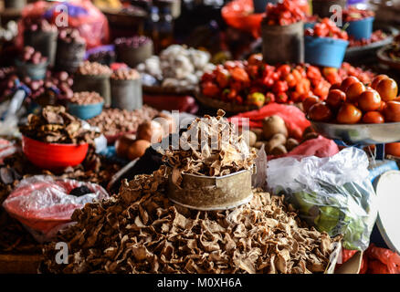 Spezie fresche vendute in Pasar Bolu, un tradizionale mercato Rantepao in città - in the regency del Nord Toraja. Foto Stock