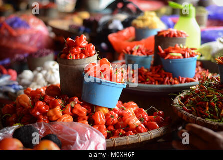 Spezie fresche vendute in Pasar Bolu, un tradizionale mercato Rantepao in città - in the regency del Nord Toraja. Foto Stock