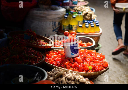 Spezie fresche vendute in Pasar Bolu, un tradizionale mercato Rantepao in città - in the regency del Nord Toraja. Foto Stock