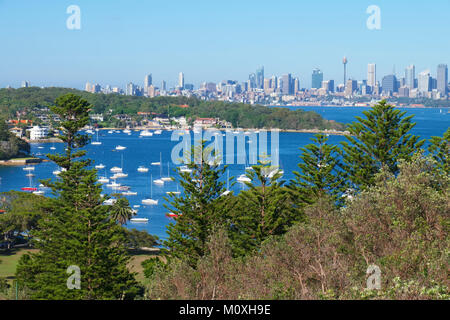 Watsons con yacht e barche con la città di Sydney in background, vista dal gap Bluff, Watsons, Sydney, Australia. Foto Stock