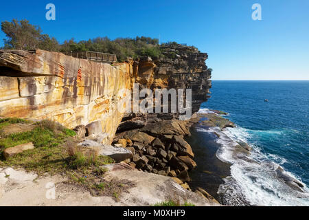 Alte scogliere del gap, vista dal gap Bluff in una giornata di sole, Watsons, Sydney, Australia. Foto Stock