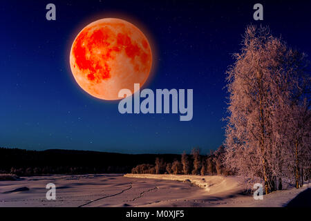Super sanguinosa luna e paesaggio invernale vista Foto Stock