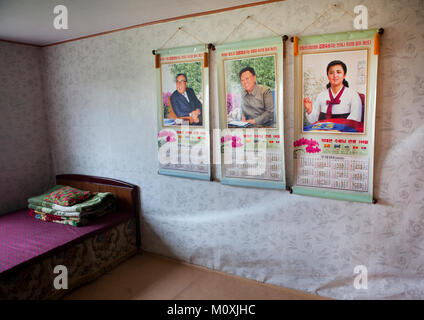 Camera da letto in un nord casa coreana con il caro leader ritratti sulla parete Sud Hamgyong Provincia, Hamhung, Corea del Nord Foto Stock