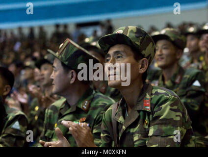 Corea del Nord i soldati lo spettacolo in Rungna delfinario, Provincia di Pyongan, Pyongyang, Corea del Nord Foto Stock