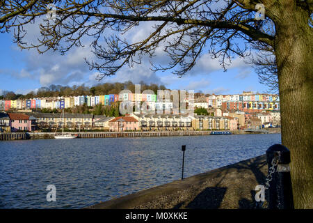 Vista delle case colorate di Hotwells affacciato sul porto di Bristol Foto Stock