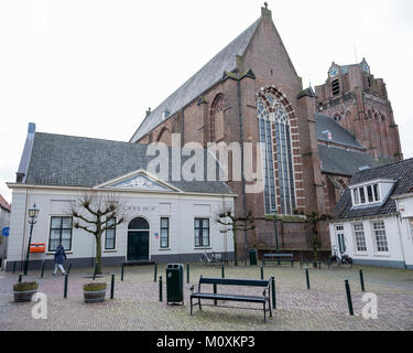 Wijk bij duurstede, Paesi Bassi, 23 gennaio 2018: persona cammina sulla piccola piazza vecchia vicino alla chiesa in wijk bij duurstede Foto Stock