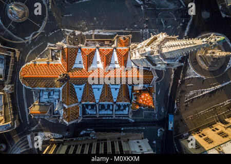 Budapest, Ungheria - Aerial drone foto circa la Chiesa Mattia famoso tetto colorato e Bastione del Pescatore da sopra a sunrise inverno Foto Stock