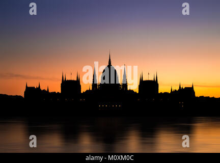 Budapest, Ungheria - Silhouette del parlamento ungherese a sunrise con bellissimo cielo colorato
