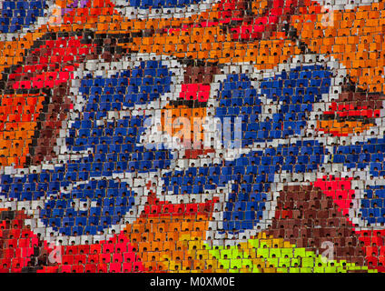 Il coreano lettere fatte dai bambini pixel tenendo su schede colorate durante Arirang giochi di massa nel giorno di maggio stadium, Provincia di Pyongan, Pyongyang, Corea del Nord Foto Stock