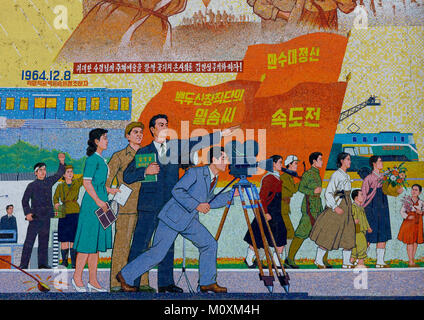 Mosaico di propaganda affresco Chollima movie studio, Provincia di Pyongan, Pyongyang, Corea del Nord Foto Stock