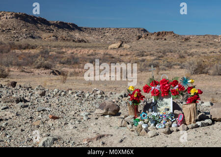 Aneth, Utah - un memoriale sulla Navajo Indian Reservation lungo una strada di campagna. Foto Stock