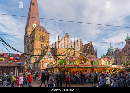 Mercato di Natale, Marktplatz nel centro della città, la Chiesa di Nostra Signora,Bremen, Germania, Europa Foto Stock