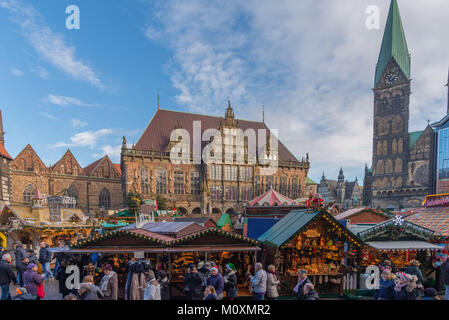 Mercato di Natale, Marktplatz nel centro della città, la cattedrale di St. Petri (a destra), Brema, Germania, Europa Foto Stock