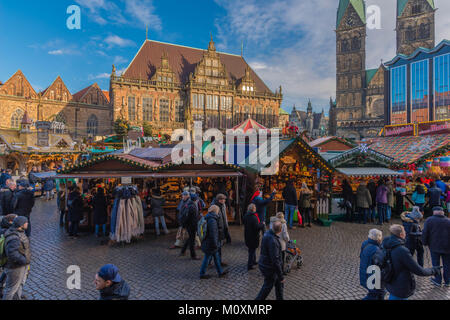 Mercato di Natale, Marktplatz nel centro della città, la cattedrale di St. Petri (a destra), Brema, Germania, Europa Foto Stock