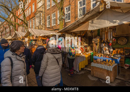 Vista lungo la Schlachte, il fiume Weser, con il tradizionale mercatino di Natale di Brema, Germania, Europa Foto Stock