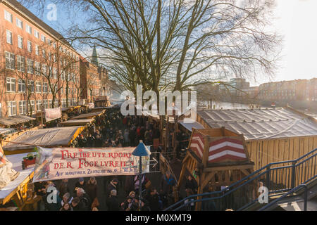 Vista lungo la Schlachte, il fiume Weser, con il tradizionale mercatino di Natale di Brema, Germania, Europa Foto Stock