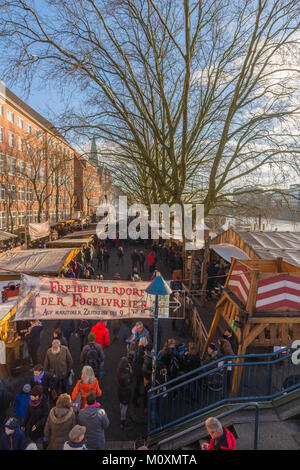 Vista lungo la Schlachte, il fiume Weser, con il tradizionale mercatino di Natale di Brema, Germania, Europa Foto Stock