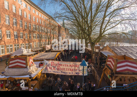 Vista lungo la Schlachte, il fiume Weser, con il tradizionale mercatino di Natale di Brema, Germania, Europa Foto Stock