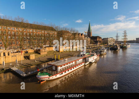 Vista lungo la Schlachte, il fiume Weser di Brema, Germania, Europa Foto Stock