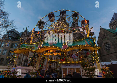 Fiera di natale su Domshof accanto alla cattedrale nel centro della città di Brema, Germania, Europa Foto Stock