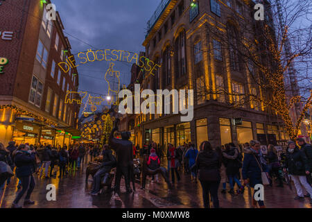 Shopping in Soegestrasse, Soege Street, nel tempo di Natale, Brema, Germania, Europa Foto Stock