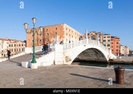 Ponte S Biasio oltre l'Arsenal Canal Rio de l'Arsenale, con il Museo Storico Navale dietro, Riva Ca di Dio, Castello, Venezia, Italia Foto Stock
