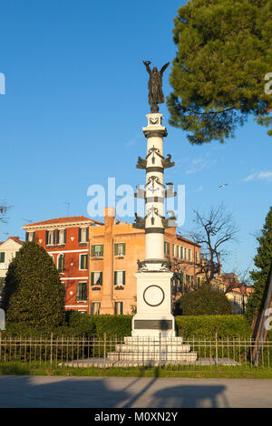 Colonna rostrale eretta per l'arciduca Ferdinando Massimiliano in Giardini Pubblici, Venezia, Italia. Originariamente eretto in Pula dalla Marina militare austriaca nel 1876 Foto Stock