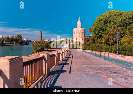 Torre del Oro nella giornata di sole a Siviglia, Spagna Foto Stock