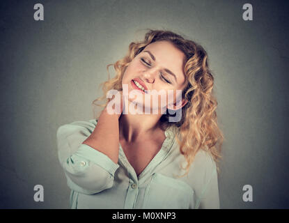 I giovani hanno sottolineato la donna che soffrono di malattie croniche dolore al collo cercando di dare massaggio. Foto Stock