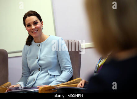 La Duchessa di Cambridge durante una visita al servizio perinatale nella madre e unità bambino a Bethlem Royal Hospital, a sud di Londra. Foto Stock